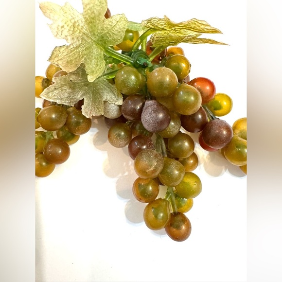 4 Vintage Retro Artificial Fruit Rubber Green Grape Clusters With Plastic Leaves - Picture 4 of 10